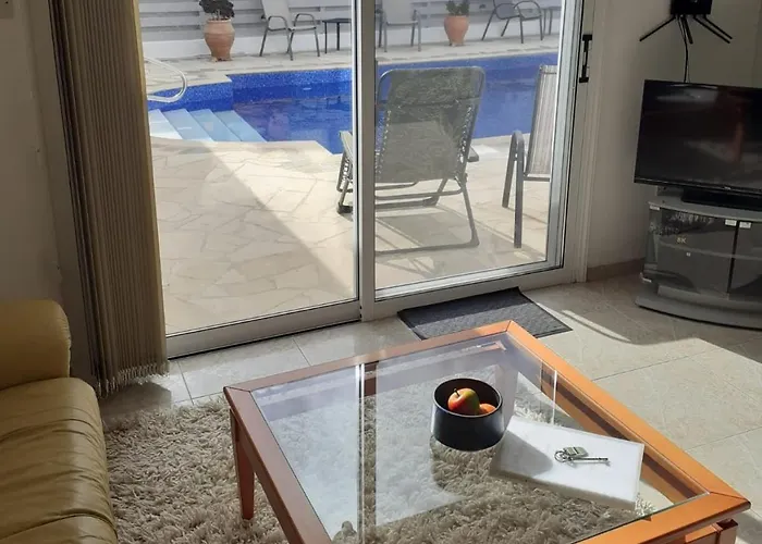 Iremia, A Peaceful 2-bed With Pool, Beneath Our Private アパート *